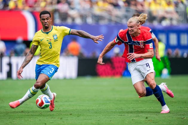 Fotball-VM 2026: Brasil - Norge East Rutherford, New Jersey , USA 20260705. Norges Erling Braut Haaland og Brasils Gabriel Magalhaes under 8-delsfinalen mellom Brasil og Norge under fotball-VM 2026 pa New Jersey stadion. Foto: Fredrik Varfjell NTB East Rutherford, New Jersey USA EDITORIAL USE ONLY. RESTRICTED USE FOR BETTING COMPANIES Ref:_SPOmU3xyPxCpzU.jpg *** 2026 FIFA World Cup Brazil vs. Norway, East Rutherford, New Jersey, USA 20260705 Norway’s Erling Braut Haaland and Brazil’s Gabriel Magalhaes during the Round of 8 match between Brazil and Norway at the 2026 FIFA World Cup at New Jersey Stadium. Photo: Fredrik Varfjell, NTB, East Rutherford, New Jersey, USA EDITORIAL USE ONLY RESTRICTED USE FOR BETTING COMPANIES  Copyright: xFredrikxVarfjellx xNTBx