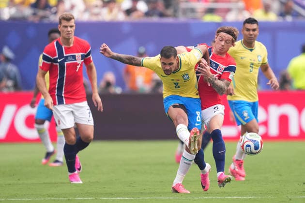 July 5, 2026, East Rutherford, New Jersey, United States: Bruno Guimaraes of Brazil and Patrick Berg of Norway compete for the ball during the FIFA World Cup, WM, Weltmeisterschaft, Fussball 2026 Round Of 16 match between Brazil and Norway at New York New Jersey Stadium on July 05, 2026 in East Rutherford, New Jersey. Brazil V Norway: Round Of 16 - FIFA World Cup 2026  - ZUMAa181 20260705_zaa_a181_031 Copyright: xJosexBretonx
