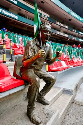 FIFA World Cup, WM, Weltmeisterschaft, Fussball 2026 MEXICO VS ENGLAND FIFA WORLD CUP 2026 MEXICO VS ENGLAND MEXICO VS ENGLAND 05072026 MEXICO CITY, MEXICO Photo of the statue of Ignacio Villanueva Aguirre a.k.a. the Number 1 fan , a very well known supporter of the America Football Club. The statue is at the Estadio Ciudad de Mexico of Mexico City. Foto de la estatua de Ignacio Villanueva Aguirre conocido como el Fan numero 1 , destacado aficionado del Club America. Su estatua se encuentra en el Estadio Ciudad de MÃ xico de la Ciudad de Mexico. PHOTO BY IMAGENSHOP AGENCIA FOTOGRAFICA MEXICO CITY MEXICO CITY MEXICO *** FIFA WORLD CUP 2026 MEXICO VS ENGLAND FIFA WORLD CUP 2026 MEXICO VS ENGLAND MEXICO VS ENGLAND 07 05 2026 MEXICO CITY, MEXICO Photo of the statue of Ignacio Villanueva Aguirre, a.k.a. Fan Number 1, a very well-known supporter of Club América. The statue is located at the Estadio Ciudad de México in Mexico City. Photo of the statue of Ignacio Villanueva Aguirre, known as Fan Number 1, prominent supporter of Club América. His statue is located at the Estadio Ciudad de México in Mexico City. PHOTO BY IMAGENSHOP PHOTOGRAPHIC AGENCY MEXICO CITY, MEXICO CITY, MEXICO Copyright: xJorgexReyesx