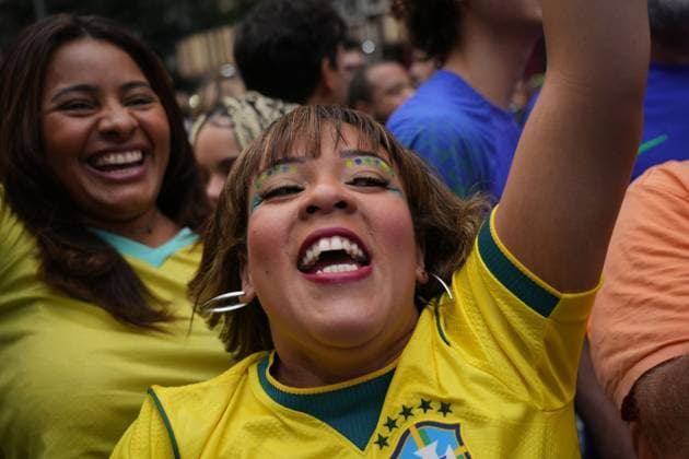 Brazilian Fans Gather in Rio de Janeiro to Support national team, Nationalteam RIO DE JANEIRO, BRAZIL JULY 5, 2026: Local football fans gather in the streets of Rio de Janeiro to watch the live broadcast of the FIFA World Cup, WM, Weltmeisterschaft, Fussball 2026 Round of 16 match between Brazil and Norway. Supporters filled public spaces across the city to cheer on the Brazilian national team during the knockout-stage encounter. Rio de Janeiro Brazil Copyright: x xMarianaxGreifx xJNAxPressx