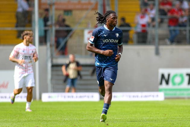 04.07.2027, GER, Fussball, Herren, Testspiel, Saison 2026 27, Rot-Weiß Oberhausen - VfL Bochum Owono-Darnell Keumo schaut *** 04 07 2027, GER, Soccer, Gentlemen, Exhibition game, Season 2026 27, Red White Oberhausen VfL Bochum Owono Darnell Keumo looks Copyright: xSvenxHanischx