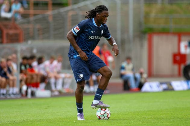04.07.2027, GER, Fussball, Herren, Testspiel, Saison 2026 27, Rot-Weiß Oberhausen - VfL Bochum Owono-Darnell Keumo in Aktion am Ball, Einzelaktion *** 04 07 2027, GER, Soccer, Gentlemen, Exhibition game, Season 2026 27, Red White Oberhausen VfL Bochum Owono Darnell Keumo in Action shot at Ball, Individual action Copyright: xSvenxHanischx