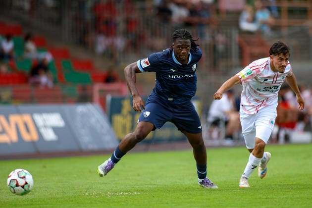 04.07.2027, GER, Fussball, Herren, Testspiel, Saison 2026 27, Rot-Weiß Oberhausen - VfL Bochum Owono-Darnell Keumo im Zweikampf *** 04 07 2027, GER, Soccer, Gentlemen, Exhibition game, Season 2026 27, Red White Oberhausen VfL Bochum Owono Darnell Keumo in duel Copyright: xSvenxHanischx