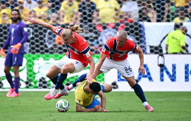 Fussball, Länderspiel, Herren, FIFA World Cup, WM, Weltmeisterschaft, Fussball 2026, Fussball-Weltmeisterschaft, USA, Achtelfinale, MetLife Stadium New Jersey: Brasilien - Norwegen; Erling Haaland (NOR), Gabriel Martinelli (BRA), Julian Ryerson (NOR). Aktion *** Soccer, International Match, Men s, 2026 FIFA World Cup, Soccer World Cup, USA, Round of 16, MetLife Stadium, New Jersey, Brazil, Norway, Erling Haaland (NOR), Gabriel Martinelli (BRA), Julian Ryerson (NOR), Action