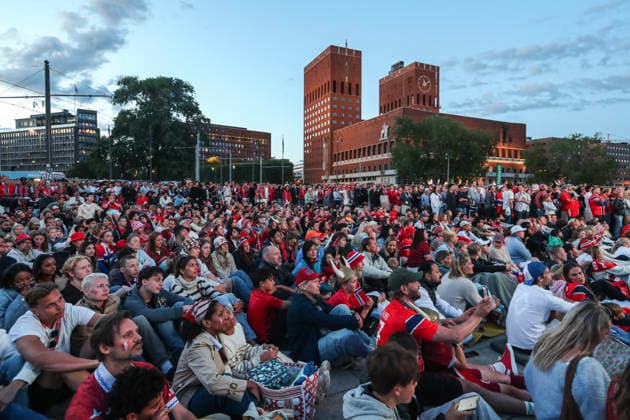 Fotball-VM 2026: Brasil - Norge Oslo 20260705. Publikum ser pa VM-kampen mellom Brasil og Norge som vises pa storskjerm pa Radhusplassen i Oslo sondag kveld. Foto: Trond R. Teigen NTB Oslo Norge EDITORIAL USE ONLY. RESTRICTED USE FOR BETTING COMPANIES Ref:_SPODuZNWC3Mptc.jpg *** 2026 World Cup Brazil Norway Oslo 20260705 Spectators watch the World Cup match between Brazil and Norway, shown on a big screen at Radhusplassen in Oslo on Sunday evening. Photo: Trond R. Teigen, NTB, Oslo, Norway. EDITORIAL USE ONLY. RESTRICTED USE FOR BETTING. COMPANIES  Copyright: xTrondxR.xTeigenx xNTBx