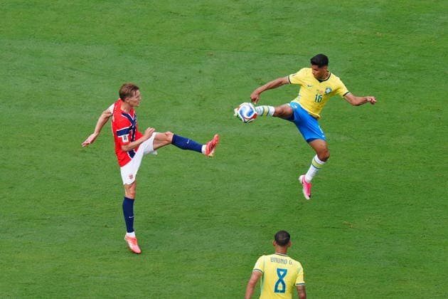 Brazil v Norway - FIFA World Cup, WM, Weltmeisterschaft, Fussball 2026 - Round of 16 NEW JERSEY, UNITED STATES - JULY 05: Douglas Santos (16) of Brazil in action during the FIFA World Cup 2026 Round of 16 match between Brazil and Norway at New Jersey Stadium (MetLife Stadium) in East Rutherford, New Jersey, USA, on July 05, 2026. Hakan Akgun Anadolu New Jersey United States. Editorial use only. Please get in touch for any other usage.  Copyright: x2026xAnadoluxHakanxAkgunx