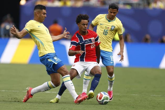 FIFA World Cup, WM, Weltmeisterschaft, Fussball 2026 - Round of 16 - Brazil vs Norway Oscar Bobb (C) of Norway in action against Casemiro (L) of Brazil during the FIFA World Cup 2026 Round of 16 match Brazil against Norway, in New Jersey, USA, 05 July 2026. EAST RUTHERFORD United States  Copyright: xWILLxOLIVERx