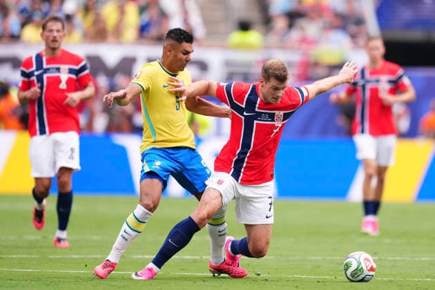 July 5, 2026, East Rutherford, New Jersey, United States: Casemiro of Brazil and Alexander Sorloth of Norway compete for the ball during the FIFA World Cup, WM, Weltmeisterschaft, Fussball 2026 Round Of 16 match between Brazil and Norway at New York New Jersey Stadium on July 05, 2026 in East Rutherford, New Jersey. Brazil V Norway: Round Of 16 - FIFA World Cup 2026  - ZUMAa181 20260705_zaa_a181_046 Copyright: xJosexBretonx