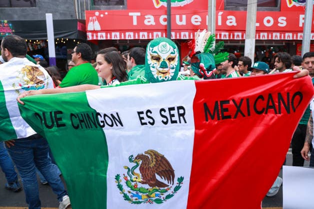 MEXICO CITY, MEXICO - JULY 5: Mexico fans parade towards the stadium ahead of the the FIFA World Cup, WM, Weltmeisterschaft, Fussball 2026 Round Of 16 match between Mexico and England at Mexico City Stadium on July 5, 2026 in Mexico City, Mexico.  Copyright: xMBxMediax