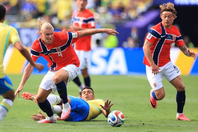 Brazil v Norway - FIFA World Cup, WM, Weltmeisterschaft, Fussball 05 July 2026 New Jersey - FIFA World Cup - Round of 16 - Brazil v Norway - Erling Haaland of Norway gets away from Casemiro of Brazil - Photo: Simon Stacpoole Offside. East Rutherford USA *** Brasilien gegen Norwegen – FIFA-Weltmeisterschaft, 5. Juli 2026, New Jersey – FIFA-Weltmeisterschaft, Achtelfinale: Brasilien gegen Norwegen – Erling Haaland aus Norwegen setzt sich gegen Casemiro aus Brasilien durch. Foto: Simon Stacpoole. Abseits. East Rutherford, USA  Copyright: xSimonxStacpoolexOffside
