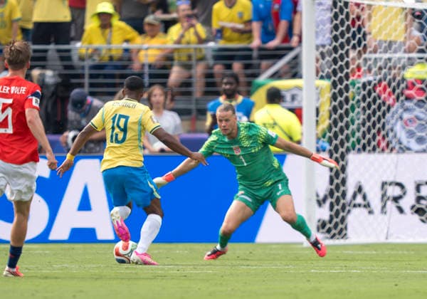 Endrick (Brazil, 19) mit einer Chance zum Tor. Alleine vor Oerjan Nyland (Norway, 1) FIFA World Cup, WM, Weltmeisterschaft, Fussball 2026: Brazil v Norway 05 July 2026, FIFA World Cup 2026: Brazil v Norway (Round of 16) at New York New Jersey Stadium in East Rutherford, New Jersey, USA. *** Endrick (Brazil), 19, with a scoring chance, one-on-one with Oerjan Nyland (Norway), FIFA World Cup 2026: Brazil vs. Norway, July 5, 2026, 2026 FIFA World Cup: Brazil vs. Norway, Round of 16 at New York–New Jersey Stadium in East Rutherford, New Jersey, USA Copyright: HMBxMedia xMarcoxBader