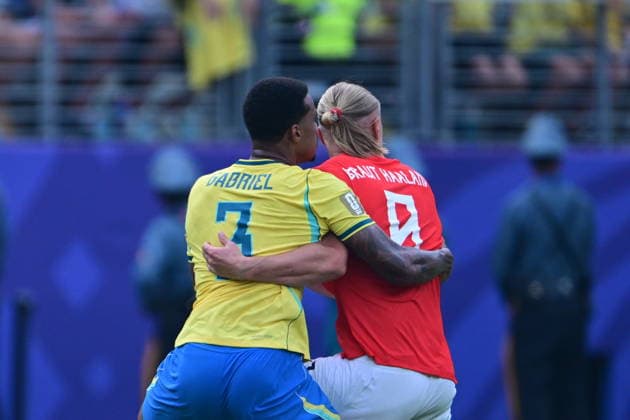 Brazil v Norway - FIFA World Cup, WM, Weltmeisterschaft, Fussball 2026 - Round of 16 NEW JERSEY, UNITED STATES - JULY 05: Erling Haaland of Norway in action against Gabriel (L) of Brazil during the FIFA World Cup 2026 Round of 16 match between Brazil and Norway at New Jersey Stadium (MetLife Stadium) in East Rutherford, New Jersey, USA, on July 05, 2026. Abdulhamid Hosbas Anadolu New Jersey United States. Editorial use only. Please get in touch for any other usage.  Copyright: x2026xAnadoluxAbdulhamidxHosbasx