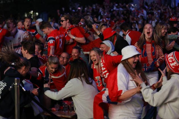 OSLO, NORWAY 20260705 Norwegian football fans celebrate at 0-1 as they watch the round of 16 match between Brazil and Norway on a big screen in Oslo during the World Cup. OSLO NORWAY x9200x *** OSLO, NORWAY, July 5, 2026: Norwegian soccer fans celebrate the 0-1 score as they watch the Round of 16 match between Brazil and Norway on a big screen in Oslo during the World Cup. OSLO, NORWAY x9200x  Copyright: xAdamxIhse TTx WORLD CUP NORWEGIAN FANS BRAZIL-NORWAY