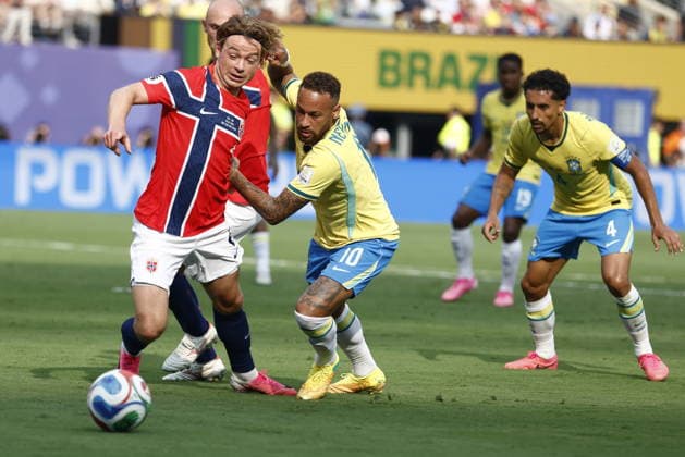 FIFA World Cup, WM, Weltmeisterschaft, Fussball 2026 - Round of 16 - Brazil vs Norway Patrick Berg (L) of Norway in action against Neymar of Brazil during the FIFA World Cup 2026 Round of 16 match Brazil against Norway, in New Jersey, USA, 05 July 2026. EAST RUTHERFORD United States  Copyright: xWILLxOLIVERx