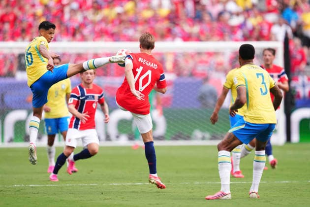 July 5, 2026, East Rutherford, New Jersey, United States: Douglas Santos of Brazil and Martin Odegaard of Norway compete for the ball during the FIFA World Cup, WM, Weltmeisterschaft, Fussball 2026 Round Of 16 match between Brazil and Norway at New York New Jersey Stadium on July 05, 2026 in East Rutherford, New Jersey. Brazil V Norway: Round Of 16 - FIFA World Cup 2026  - ZUMAa181 20260705_zaa_a181_072 Copyright: xJosexBretonx