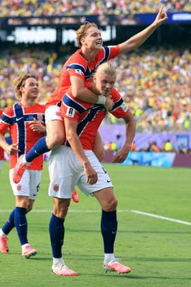 Brazil v Norway - FIFA World Cup, WM, Weltmeisterschaft, Fussball 05 July 2026 New Jersey - FIFA World Cup - Round of 16 - Brazil v Norway - Andreas Schjelderup of Norway celebrates the second goal with scorer Erling Haaland - Photo: Simon Stacpoole Offside. East Rutherford USA *** Brasilien gegen Norwegen – FIFA-Weltmeisterschaft, 5. Juli 2026, New Jersey – FIFA-Weltmeisterschaft, Achtelfinale: Brasilien gegen Norwegen – Andreas Schjelderup aus Norwegen feiert das zweite Tor gemeinsam mit dem Torschützen Erling Haaland. Foto: Simon Stacpoole – Abseits – East Rutherford, USA  Copyright: xSimonxStacpoolexOffside