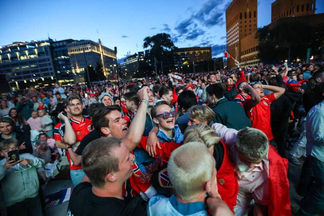 World Cup 2026: Brazil - Norway Oslo 20260705. Audience after Haaland s 0-2 goal during the World Cup match between Brazil and Norway which is shown on a big screen at Radhusplassen in Oslo on Sunday evening. Photo: Trond R. Teigen NTB Oslo Norway EDITORIAL USE ONLY. RESTRICTED USE FOR BETTING COMPANIES Ref:_SPOSC2a7-T16Rc.jpg *** 2026 World Cup: Brazil vs. Norway, Oslo, July 5, 2026. The crowd reacts to Haaland’s 0–2 goal during the World Cup match between Brazil and Norway, shown on a big screen at Radhusplassen in Oslo on Sunday evening. Photo: Trond R. Teigen, NTB, Oslo, Norway. EDITORIAL USE ONLY. RESTRICTEDED USE BY BETTING COMPANIES  Copyright: xTrondxR.xTeigenx xNTBx
