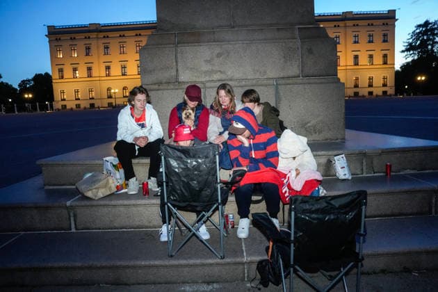 World Cup 2026: Brazil - Norway Oslo 20260705. Audience watching the World Cup match between Brazil and Norway in front of the palace on Sunday evening. Photo: Javad Parsa NTB Oslo Norway EDITORIAL USE ONLY. RESTRICTED USE FOR BETTING COMPANIES Ref:_SPOYEslloqFIOw.jpg *** 2026 World Cup Brazil Norway Oslo July 5, 2026: A crowd watches the World Cup match between Brazil and Norway in front of the palace on Sunday evening. Photo by Javad Parsa, NTB, Oslo, Norway. EDITORIAL USE ONLY. RESTRICTED USE FOR BETTING COMPANIES.  Copyright: xJavadxParsax xNTBx