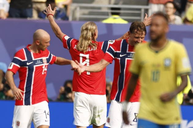 FIFA World Cup, WM, Weltmeisterschaft, Fussball 2026 - Round of 16 - Brazil vs Norway Erling Haaland (2-L) of Norway celebrates after scoring his second goal during the FIFA World Cup 2026 Round of 16 match Brazil against Norway, in New Jersey, USA, 05 July 2026. EAST RUTHERFORD United States  Copyright: xWILLxOLIVERx