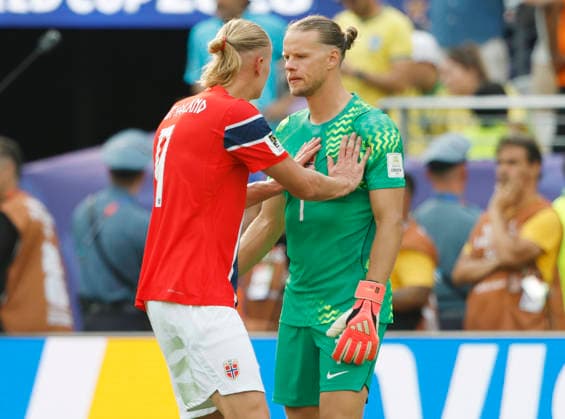 Norway s Erling Haaland tries to calm goalkeeper Orjan Nyland the second half of a Round of 16 FIFA World Cup, WM, Weltmeisterschaft, Fussball match at New York New Jersey Stadium in East Rutherford, New Jersey, on Sunday, July 5, 2026. Norway defeated Brazil 2-1.  NYP20260705950 JOHNxANGELILLO
