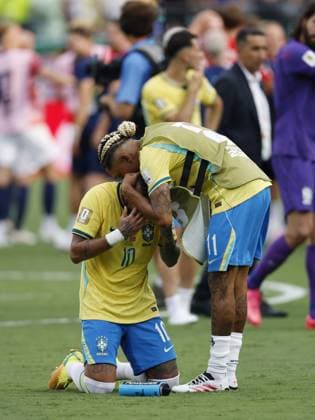 EAST RUTHERFORD, NEW JERSEY - (LR) Raphinha of Brazil comforts Neymar Jr of Brazil during the 2026 FIFA World Cup, WM, Weltmeisterschaft, Fussball round of 16 match between Brazil and Norway at Metlife Stadium on July 5, 2026, in East Rutherford, New Jersey, United States. MAURICE VAN STEEN ANP FIFA World Cup 2026 - round of 16 2026 xVIxANPxSportx xMauricexvanxSteenxIVx 562900041 originalFilename: 562900041.jpg