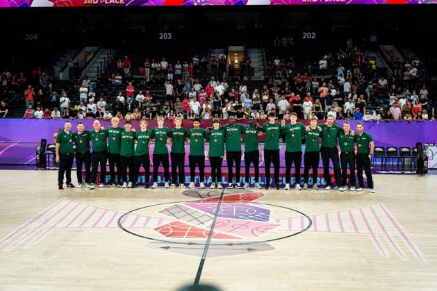 United States v Serbia: Final - FIBA U17, U 17 Basketball World Cup 2026 The Australian team poses for a photo after receiving the silver medal at the FIBA U17 Basketball World Cup final match between the United States and Serbia at BDC Main Venue in Istanbul, Turkey, on July 5, 2026. Istanbul Istanbul Turkey  Copyright: xYagizxGurtugx originalFilename:gurtug-usavserb260705_np0TL.jpg