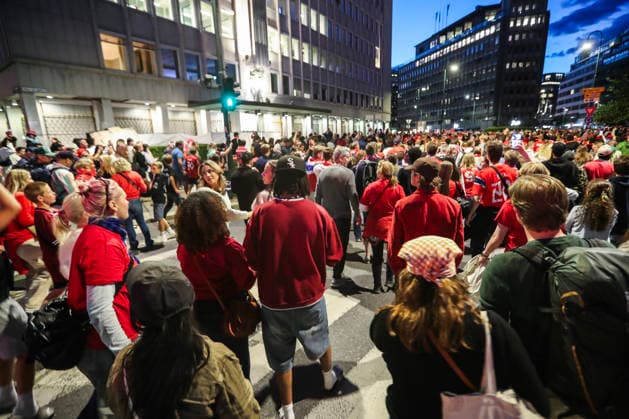 Fotball-VM 2026: Brasil - Norge Oslo 20260706. Norske supportere pa vei til slottsplassen og Karl Johans gate etter seier i 8-delsfinalen mellom Brasil og Norge under fotball-VM 2026. Foto: Trond R. Teigen NTB Oslo Norge EDITORIAL USE ONLY. RESTRICTED USE FOR BETTING COMPANIES Ref:_SPOGGPJ8WPetko.jpg *** 2026 World Cup Brazil Norway Oslo 20260706 Norwegian fans on their way to Slottsplassen and Karl Johans gate after Norway’s victory in the quarterfinals against Brazil during the 2026 World Cup. Photo: Trond R. Teigen, NTB, Oslo, Norway. EDITORIAL USE ONLY: RESTRICTED USE FOR BETTING COMPANIES  Copyright: xTrondxR.xTeigenx xNTBx