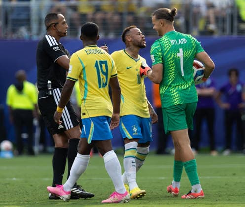 EAST RUTHERFORD, NEW JERSEY - JULY 5: Neymar of Brazil argues with Norway goalkeeper orjan Nyland after scoring his teams first goal from a penalty during the FIFA World Cup, WM, Weltmeisterschaft, Fussball 2026 Round Of 16 match between Brazil and Norway at New York New Jersey Stadium on July 5, 2026 in East Rutherford, New Jersey.  Copyright: xMBxMediax