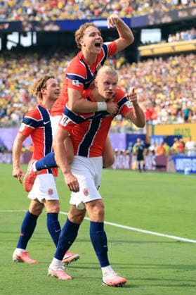 Brazil v Norway - FIFA World Cup, WM, Weltmeisterschaft, Fussball 05 July 2026 New Jersey - FIFA World Cup - Round of 16 - Brazil v Norway - Andreas Schjelderup of Norway celebrates the second goal with scorer Erling Haaland - Photo: Simon Stacpoole Offside. East Rutherford USA *** Brasilien gegen Norwegen – FIFA-Weltmeisterschaft, 5. Juli 2026, New Jersey – FIFA-Weltmeisterschaft, Achtelfinale: Brasilien gegen Norwegen – Andreas Schjelderup aus Norwegen feiert das zweite Tor gemeinsam mit dem Torschützen Erling Haaland. Foto: Simon Stacpoole – Abseits – East Rutherford, USA  Copyright: xSimonxStacpoolexOffside
