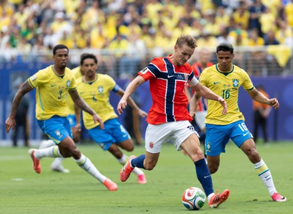 EAST RUTHERFORD, NEW JERSEY - JULY 5: Douglas Santos of Brazil battles for the ball with Martin odegaard of Norway during the FIFA World Cup, WM, Weltmeisterschaft, Fussball 2026 Round Of 16 match between Brazil and Norway at New York New Jersey Stadium on July 5, 2026 in East Rutherford, New Jersey.  Copyright: xMBxMediax