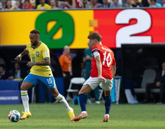EAST RUTHERFORD, NEW JERSEY - JULY 5: Neymar of Brazil battles for the ball with Martin odegaard of Norway during the FIFA World Cup, WM, Weltmeisterschaft, Fussball 2026 Round Of 16 match between Brazil and Norway at New York New Jersey Stadium on July 5, 2026 in East Rutherford, New Jersey.  Copyright: xMBxMediax