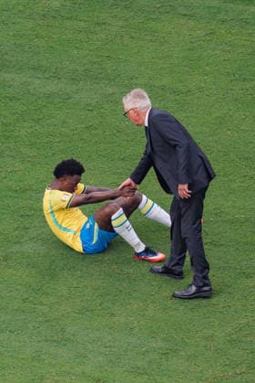 FIFA Fussball Weltmeisterschaft 2026, Achtelfinale, Brasilien vs. Norwegen, 05.07.2026, New Jersey Stadion Trauer Enttäuschung bei Vinicius Junior Carlo Ancelotti *** 2026 FIFA World Cup, Round of 16, Brazil vs. Norway, July 5, 2026, New Jersey Stadium: Sadness and Disappointment for Vinicius Junior and Carlo Ancelotti Copyright: xBahhoxKarax