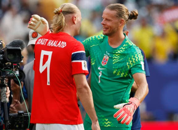 Norway s Erling Haaland celebrates with goalkeeper Orjan Nyland after Norway defeated Brazil 2-1 in a Round of 16 FIFA World Cup, WM, Weltmeisterschaft, Fussball match at New York New Jersey Stadium in East Rutherford, New Jersey, on Sunday, July 5, 2026.  NYP20260705961 JOHNxANGELILLO