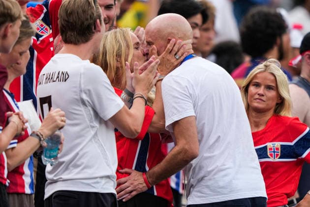Fotball-VM 2026: Brasil - Norge East Rutherford, New Jersey , USA 20260705. Norges lanslagssjef Stale Solbakken kysser sin kone Anniken Solbakken etter seier i 8-delsfinalen mellom Brasil og Norge under fotball-VM 2026 pa New Jersey stadion. Foto: Fredrik Varfjell NTB East Rutherford, New Jersey USA EDITORIAL USE ONLY. RESTRICTED USE FOR BETTING COMPANIES Ref:_SPO7rUOV8ORkUQ.jpg *** 2026 FIFA World Cup Brazil Norway East Rutherford, New Jersey, USA 20260705 Norway’s national team coach Stale Solbakken kisses his wife Anniken Solbakken after the victory in the Round of 16 match between Brazil and Norway during the 2026 FIFA World Cup at New Jersey Stadium. Photo: Fredrik Varfjell, NTB, East Rutherford, New Jersey, USA EDITORIAL USE ONLY RESTRICTED USE FOR BETTING COMPANIES  Copyright: xFredrikxVarfjellx xNTBx