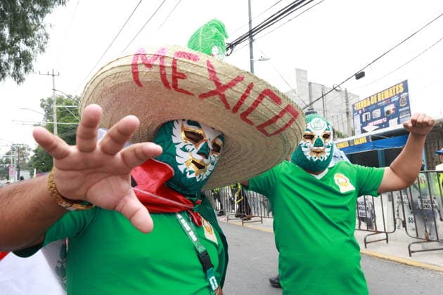 FIFA World Cup, WM, Weltmeisterschaft, Fussball 2026 - Round of 16 - Mexico vs. England Fans in Mexico cheer and wait outside Azteca Stadium ahead of a Round of 16 match in the 2026 FIFA World Cup between Mexico and England in Mexico City, Mexico, 05 July 2026. MEXICO CITY Mexico  Copyright: xMARIOxGUZMANx