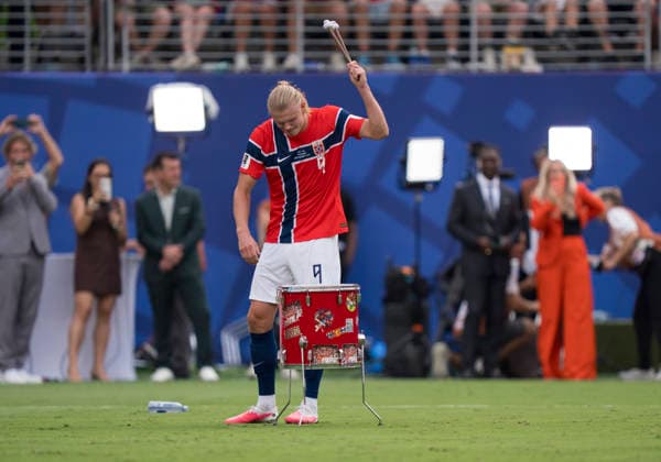 Erling Haaland (Norway, 9) trommelt nach dem Spiel. Vor den Fans. FIFA World Cup, WM, Weltmeisterschaft, Fussball 2026: Brazil v Norway 05 July 2026, FIFA World Cup 2026: Brazil v Norway (Round of 16) at New York New Jersey Stadium in East Rutherford, New Jersey, USA. *** Erling Haaland of Norway, No. 9, celebrates in front of the fans after the game. FIFA World Cup 2026: Brazil vs. Norway, July 5, 2026; FIFA World Cup 2026 Round of 16 match between Brazil and Norway at New York New Jersey Stadium in East Rutherford, New Jersey, USA Copyright: HMBxMedia xMarcoxBader