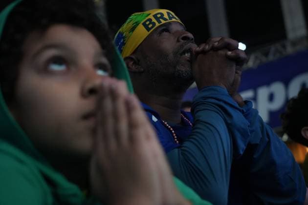 Brazilian Fans Watch World Cup Defeat to Norway in Rio de Janeiro RIO DE JANEIRO, BRAZIL JULY 5, 2026: Local football fans gather in the streets of Rio de Janeiro to watch the live broadcast of the FIFA World Cup, WM, Weltmeisterschaft, Fussball 2026 Round of 16 match between Brazil and Norway. Supporters filled public spaces across the city to cheer on the Brazilian national team, Nationalteam as Norway secured a 2 0 victory to advance to the quarterfinals. Rio de Janeiro Brazil Copyright: x xMarianaxGreifx xJNAxPressx