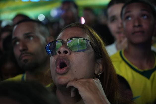 Brazilian Fans Watch World Cup Defeat to Norway in Rio de Janeiro RIO DE JANEIRO, BRAZIL JULY 5, 2026: Local football fans gather in the streets of Rio de Janeiro to watch the live broadcast of the FIFA World Cup, WM, Weltmeisterschaft, Fussball 2026 Round of 16 match between Brazil and Norway. Supporters filled public spaces across the city to cheer on the Brazilian national team, Nationalteam as Norway secured a 2 0 victory to advance to the quarterfinals. Rio de Janeiro Brazil Copyright: x xMarianaxGreifx xJNAxPressx