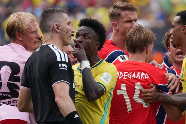 Vinícius Júnior (C-L) of Brazil argues with U.S. referee Ismail Elfath (L) during a Round of 16 match at the 2026 FIFA World Cup, WM, Weltmeisterschaft, Fussball between Brazil and Norway at MetLife Stadium in New Jersey, United States, 05 July 2026. FIFA World Cup 2026 - Round of 16 - Brazil vs Norway !ACHTUNG: NUR REDAKTIONELLE NUTZUNG!  Copyright: xAngelxColmenaresx AMDEP8254 20260705-55020811189_1