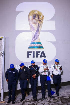 MEXICO CITY, MEXICO - JULY 5: Security staff take cover after having to exit from pitch-side due to storm threat before the FIFA World Cup, WM, Weltmeisterschaft, Fussball 2026 Round Of 16 match between Mexico and England at Mexico City Stadium on July 5, 2026 in Mexico City, Mexico.  Copyright: xMBxMediax
