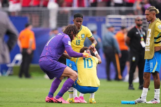Brazil v Norway: Round of 16 - FIFA World Cup, WM, Weltmeisterschaft, Fussball 2026 Endrick, Alisson Becker of Brazil comfort Neymar Jr of Brazil during the FIFA World Cup 2026 Round Of 16 match between Brazil and Norway at New York New Jersey Stadium on July 05, 2026 in East Rutherford, New Jersey. East Rutherford NJ United States  Copyright: xJosexBretonx originalFilename:bretonhernandez-brazilvn260705_npPsU.jpg