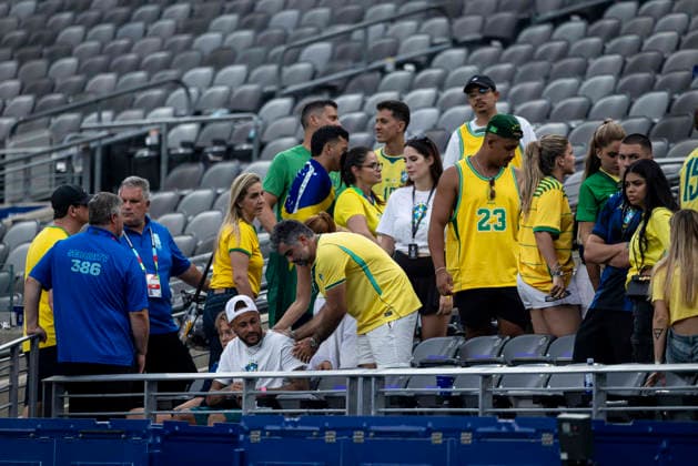 FOOTBALL : Brazil vs Norway FIFA World Cup, WM, Weltmeisterschaft, Fussball 2026. New York New Jersey Stadium (MetLife Stadium), East Rutherford, New Jersey, United States. 05 07 2026. Brazil s Neymar is comforted by members of his family after Brazil s defeat to Norway following the FIFA World Cup 2026 Round of 16 match at New York New Jersey Stadium (MetLife Stadium) in East Rutherford, New Jersey, USA, on July 5, 2026.  Copyright: xx