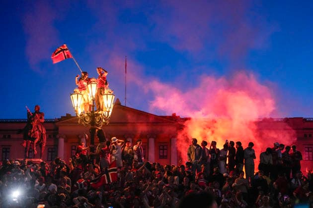 Fotball-VM 2026: Brasil - Norge Oslo 20260706. Norske supportere feirer pa slottsplassen og Karl Johans gate etter seier i 8-delsfinalen mellom Brasil og Norge under fotball-VM 2026. Foto: Javad Parsa NTB Oslo Norge EDITORIAL USE ONLY. RESTRICTED USE FOR BETTING COMPANIES Ref:_SPOBMJT2HD3SBM.jpg *** 2026 World Cup Brazil Norway Oslo 20260706 Norwegian fans celebrate in the Palace Square and on Karl Johans Gate after Norway’s victory in the quarterfinals against Brazil during the 2026 World Cup. Photo by Javad Parsa, NTB, Oslo, Norway. EDITORIAL USE ONLY RESTRICTED USE FOR BETTING COMPANIES  Copyright: xJavadxParsax xNTBx