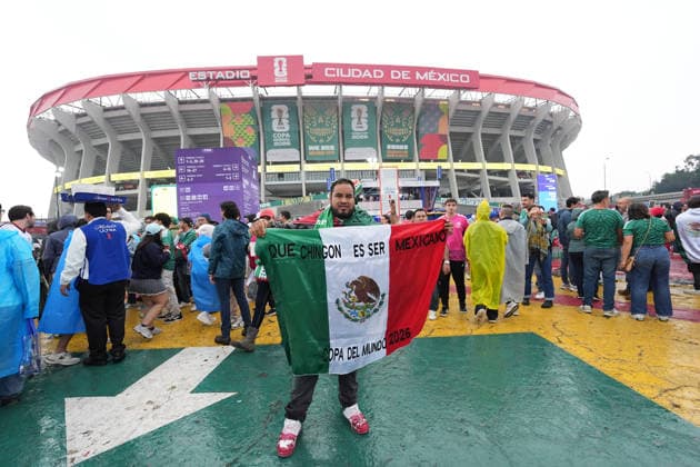 Mexico v England Round of 16 FIFA World Cup, WM, Weltmeisterschaft, Fussball 2026 A Fan of Mexico show a Mexico national flag outside the Mexico City Stadium to support his national team, Nationalteam during the FIFA World Cup 2026 round of 16 match between Mexico and England. on July 5, 2026 in Mexico City, Mexico. (Photo by Ian Robles Eyepix Group) Copyright: xIanxRobles xEyepixxGroupx EL_05072026_191135JPEG