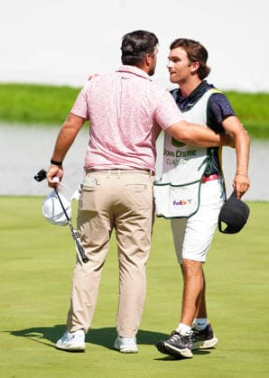 SILVIS, IL - JULY 05: PGA, Golf Herren golfer Chris Gotterup hugs his brother and caddie Patrick Gotterup on the 18th green after finishing during the final round of the John Deere Classic on July 5, 2026, at TPC Deere Run in Silvis, Illinois. (Photo by Brian Spurlock Icon Sportswire) GOLF: JUL 05 PGA John Deere Classic EDITORIAL USE ONLY Icon26070550