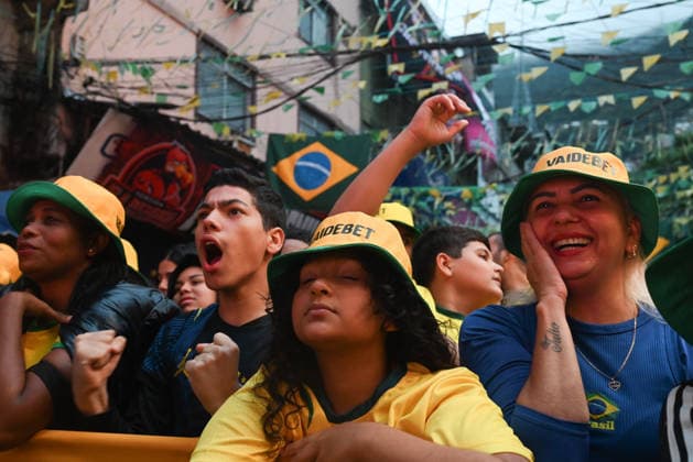 Brazilian football fans living in the Roinha favela watch FIFA World Cup, WM, Weltmeisterschaft, Fussball 2026 RIO DE JANEIRO, BRAZIL - JULY 05: Brazilian football fans living in the Roinha favela watch the FIFA World Cup 2026 Round of 16 match between Brazil and Norway in Rio de Janeiro, Brazil on July 05, 2026. Brazil were knocked out of the 2026 World Cup in the round of 16 after losing 2-1 to Norway. Erling Haaland scored both of Norway s goals, whilst Neymar pulled one back from the penalty spot. With this result, the Brazilian national team, Nationalteam has equalled its longest ever wait for a World Cup title, having now gone 24 years without lifting the trophy. Fabio Teixeira Anadolu Rio de Janeiro Brazil. Editorial use only. Please get in touch for any other usage.  Copyright: x2026xAnadoluxFabioxTeixeirax