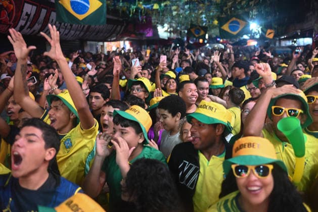 Brazilian football fans living in the Roinha favela watch FIFA World Cup, WM, Weltmeisterschaft, Fussball 2026 RIO DE JANEIRO, BRAZIL - JULY 05: Brazilian football fans living in the Roinha favela watch the FIFA World Cup 2026 Round of 16 match between Brazil and Norway in Rio de Janeiro, Brazil on July 05, 2026. Brazil were knocked out of the 2026 World Cup in the round of 16 after losing 2-1 to Norway. Erling Haaland scored both of Norway s goals, whilst Neymar pulled one back from the penalty spot. With this result, the Brazilian national team, Nationalteam has equalled its longest ever wait for a World Cup title, having now gone 24 years without lifting the trophy. Fabio Teixeira Anadolu Rio de Janeiro Brazil. Editorial use only. Please get in touch for any other usage.  Copyright: x2026xAnadoluxFabioxTeixeirax