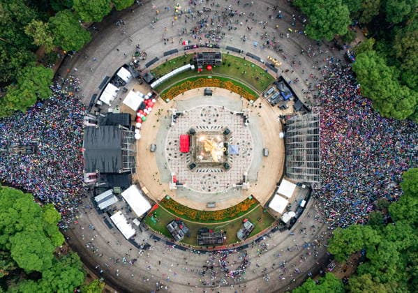 FIFA World Cup, WM, Weltmeisterschaft, Fussball 2026 - Round of 16 - Mexico vs England Aerial photograph showing Mexican fans gathered at the Angel of Independence prior to a Round of 16 match in the 2026 FIFA World Cup between Mexico and England, in Mexico City, Mexico, 05 July 2026. MEXICO CITY Mexico  Copyright: xTOMASxPEREZx