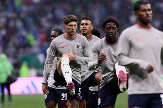FIFA World Cup, WM, Weltmeisterschaft, Fussball 2026 - Round of 16 - Mexico vs. England John Stones (L) of England warms up ahead of the FIFA World Cup 2026 Round of 16 soccer match between Mexico and England, in Mexico City, Mexico, 05 July 2026. Ciudad de Mexico Mexico  Copyright: xJOSExMENDEZx