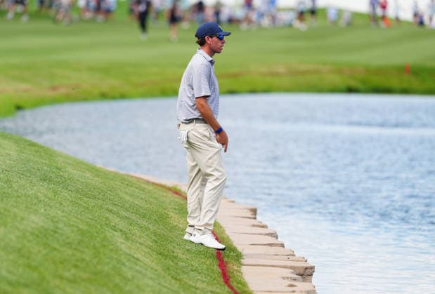 SILVIS, IL - JULY 05: PGA, Golf Herren golfer Beth Kohles who was tied with the lead going into the 18th hole questions the spectators to where his 2nd shot entered the water on the 18th hole during the final round of the John Deere Classic on July 5, 2026, at TPC Deere Run in Silvis, Illinois. (Photo by Brian Spurlock Icon Sportswire) GOLF: JUL 05 PGA John Deere Classic EDITORIAL USE ONLY Icon26070571